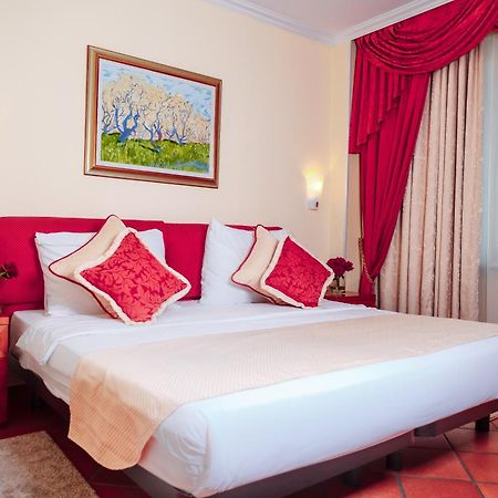 Hotel Pushkin Uralsk Eksteriør bilde