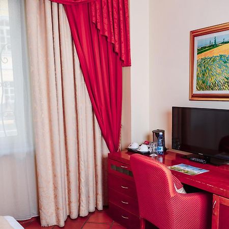Hotel Pushkin Uralsk Eksteriør bilde