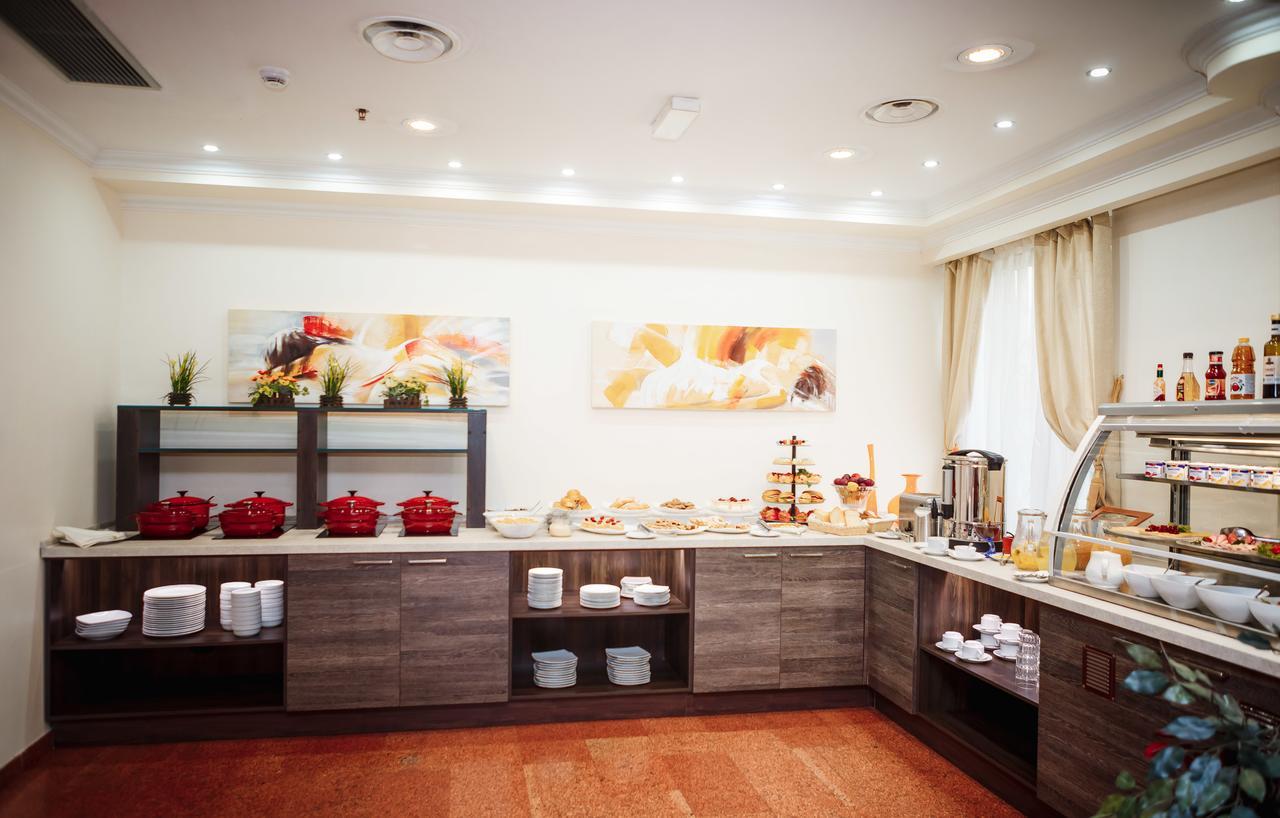 Hotel Pushkin Uralsk Eksteriør bilde