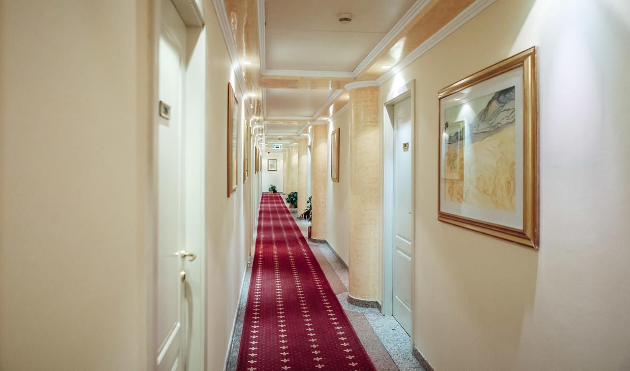 Hotel Pushkin Uralsk Eksteriør bilde