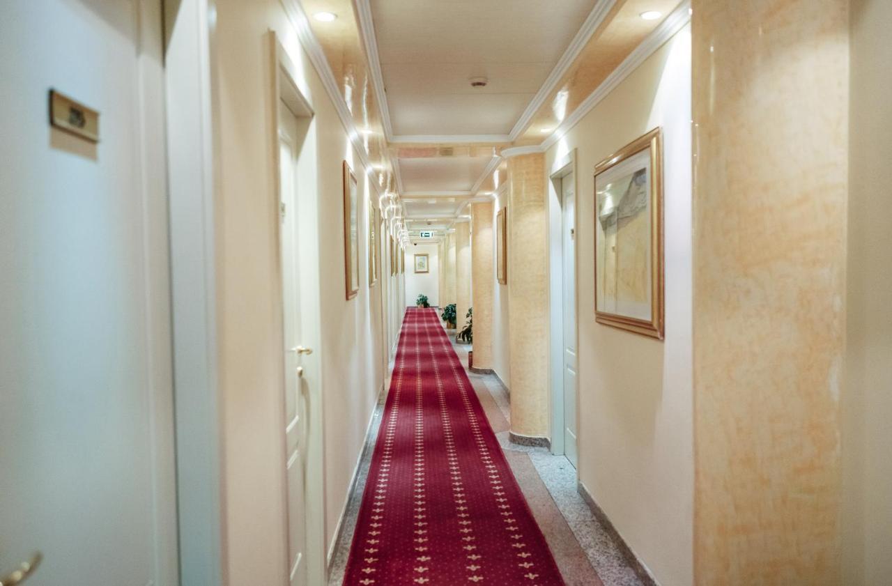 Hotel Pushkin Uralsk Eksteriør bilde